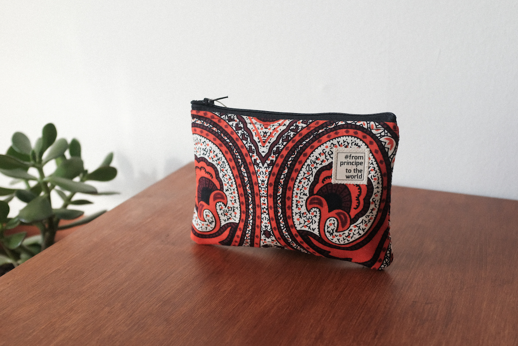 From Príncipe to the World – African pouches white black orange